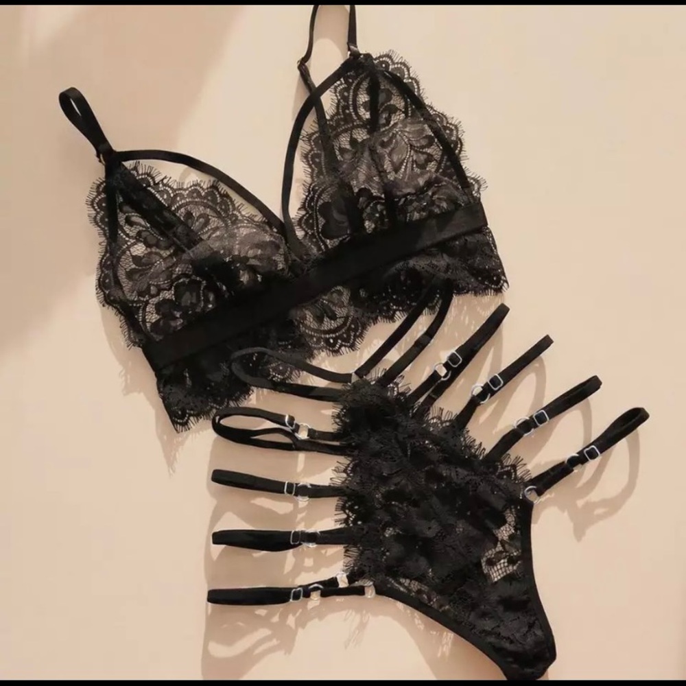 Lacey Lingerie Set - Picture 2 of 6